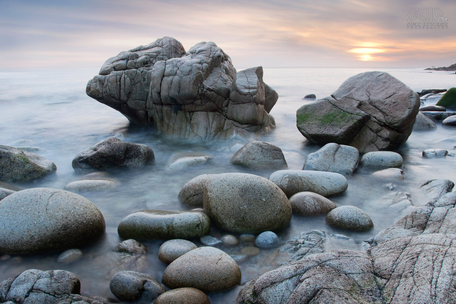 Zonsondergang aan Porth Nanven / Cot Valley Beach Porth Nanven / Cot Valley Beach wordt het ook wel 'Dinosaur Egg Beach' genoemd vanwege de opmerkelijke eivormige stenen en prachtige rotsformaties. De derde avond was er een wonderlijke zonsondergang. Stefan Cruysberghs